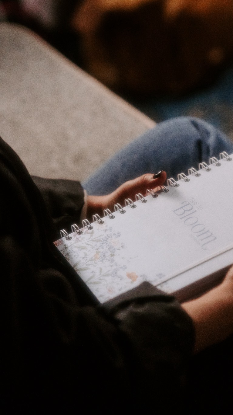 Agendas 2026

Inspiradas na serenidade da natureza e na elegância da simplicidade.
Cada agenda foi criada para te ajudar a viver com propósito.

Tons suaves, texturas naturais e detalhes cuidadosamente trabalhados fazem destas agendas uma peça essencial no teu dia a dia.
Disponíveis em quatro modelos, com personalização e diferentes layouts de organização.

Descobre as diferentes capas, layouts e opções de personalização. Cria a tua agenda 2026 em girassoldepapel.pt